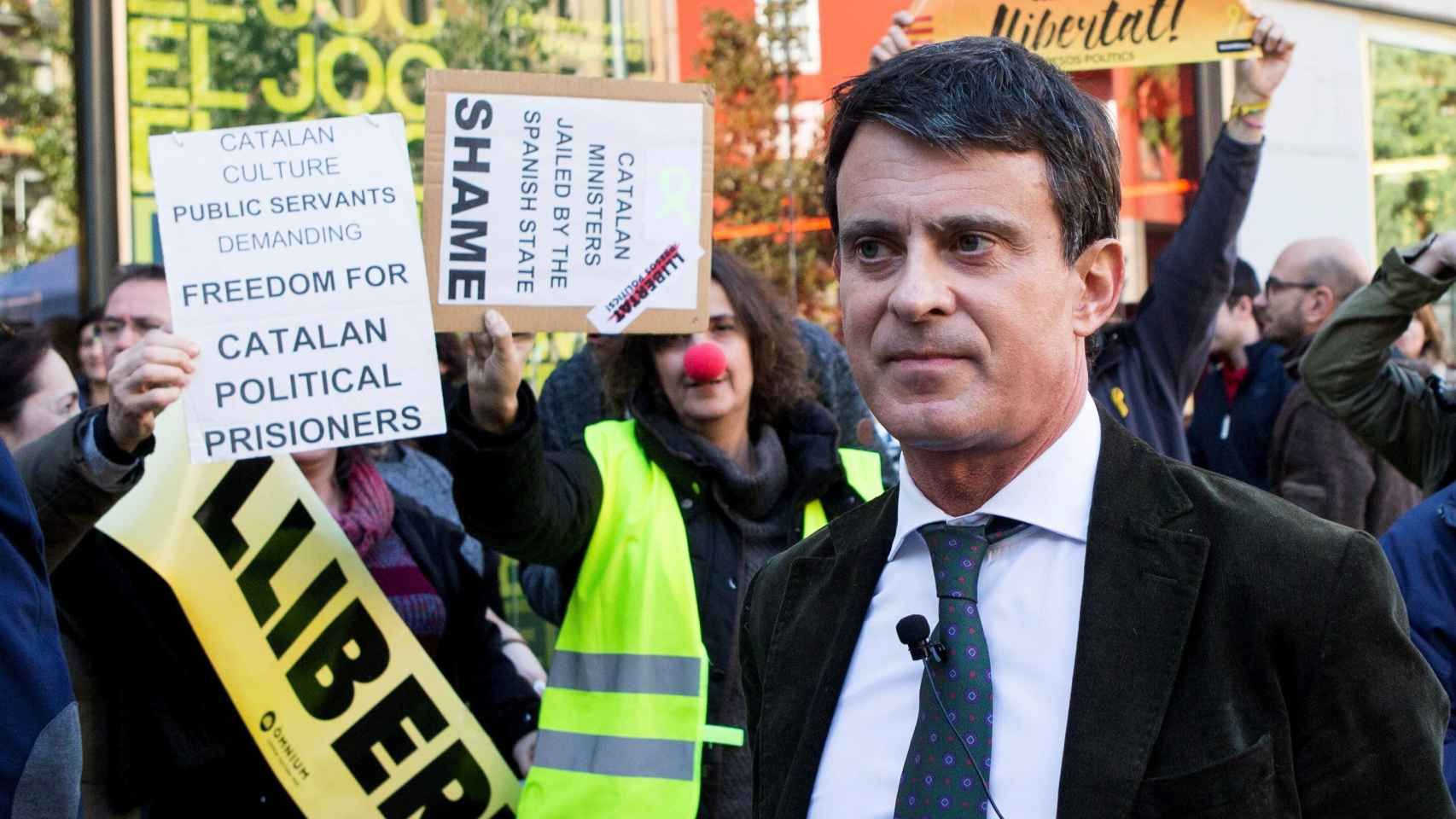 Valls, boicoteado durante uno de sus mitines.