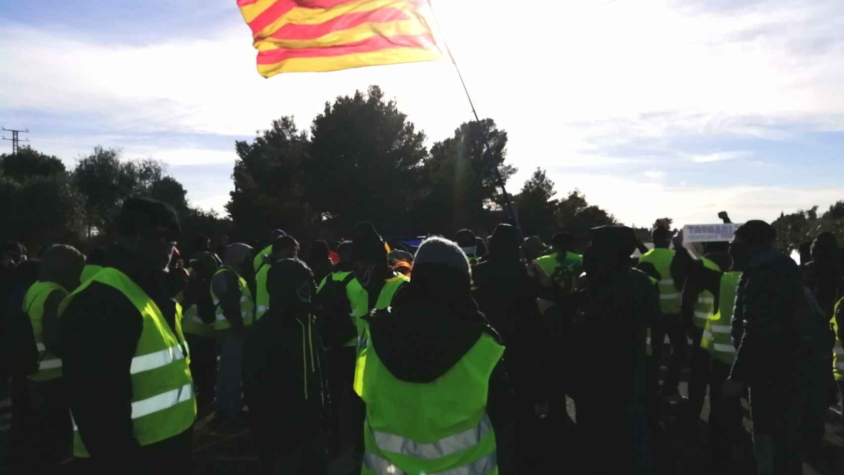 Los radicales CDR, vestidos de 'chalecos amarillos', cortan la AP-7 en L'Ampolla (Tarragona).