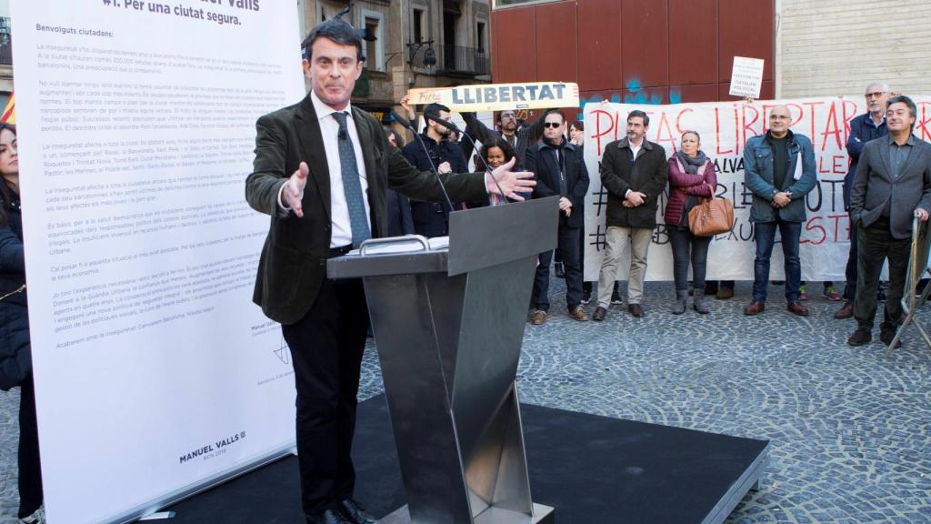 Valls, durante uno de sus mitines boicoteados.