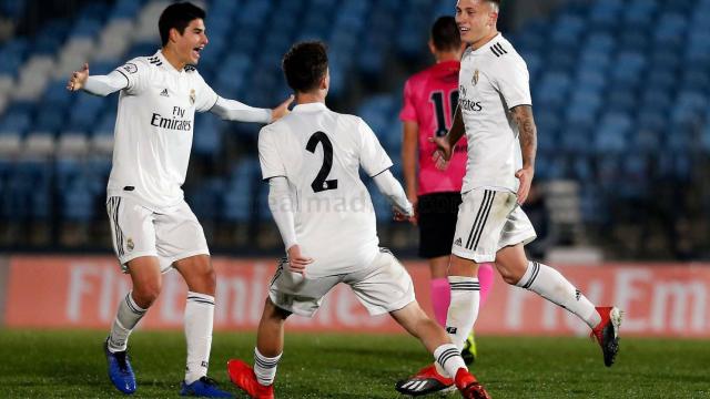 Los jugadores se alegran por el gol de Cristo