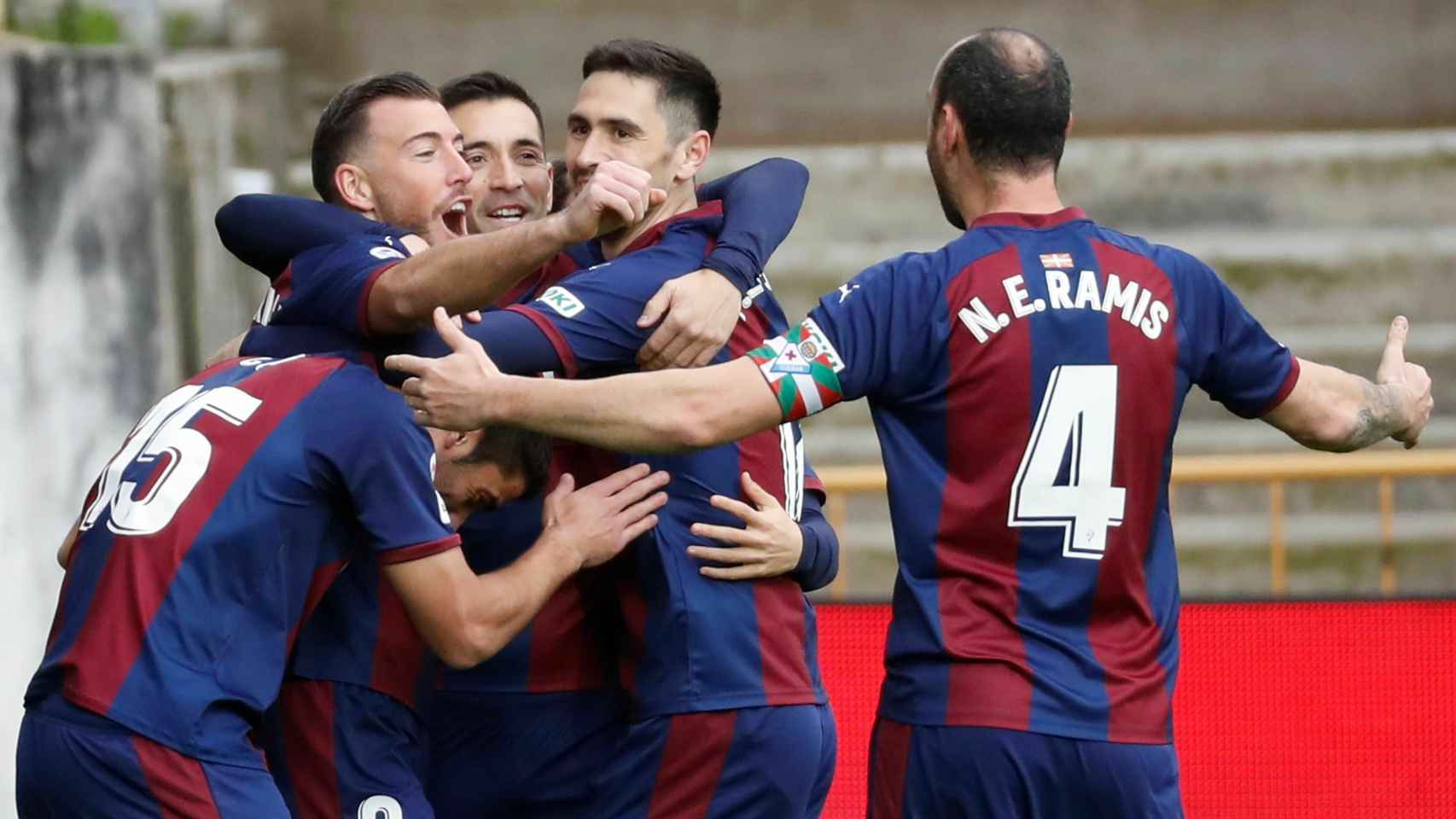 Los jugadores del Eibar celebran el gol de Sergi Enrich en el partido ante el Levante de La Liga