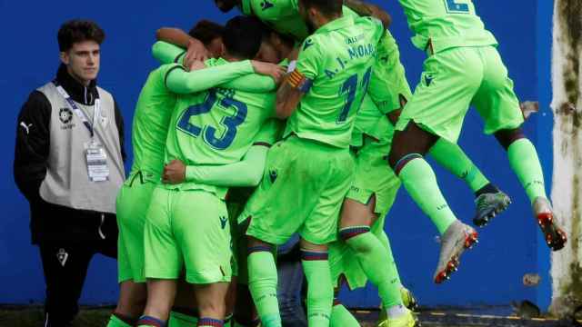 Los jugadores del Levante celebran el gol de Borja Mayoral en el partido ante el Eibar de La Liga