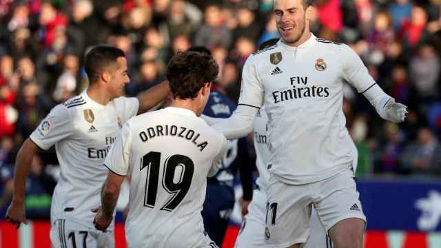 Odriozola, Bale y Lucas Vázquez celebran un gol