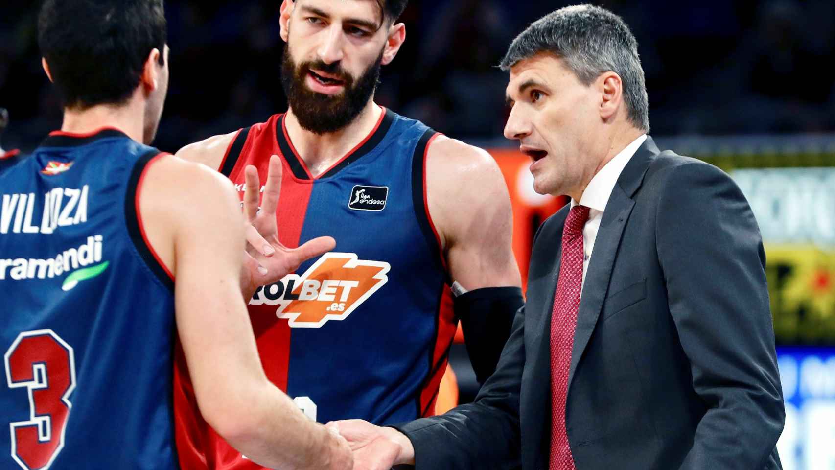 Velimir Perasovic habla con sus jugadores durante un partido