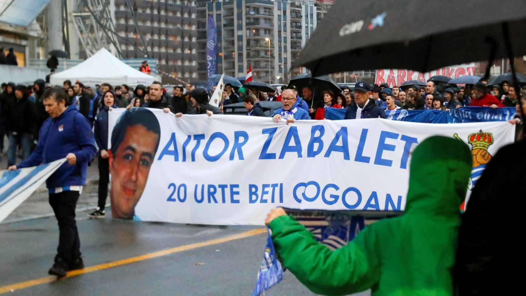 Peñas y seguidores de la Real Sociedad recuerdan a Aitor Zabaleta