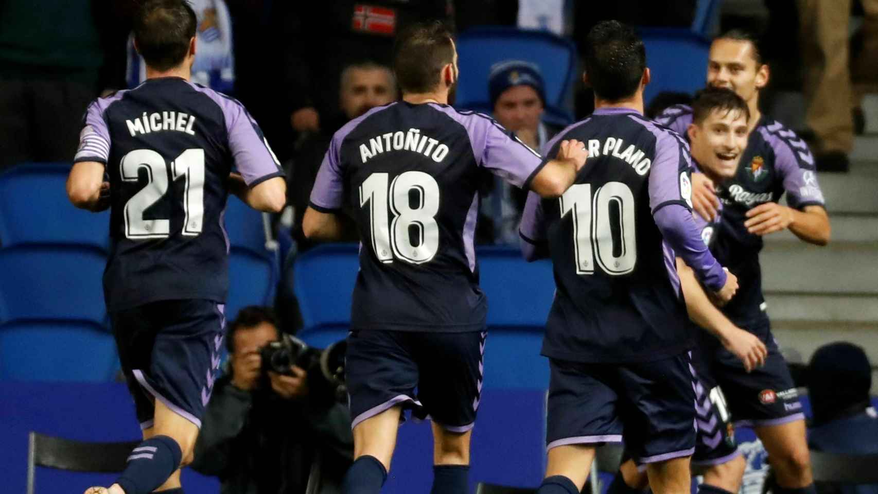 Toni Villa celebra con sus compañeros su gol en el Real Sociedad - Valladolid de La Liga