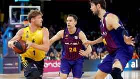 Kyle Kuric y Ante Tomic bloquean a Luca Staiger en el Barcelona Lassa - Iberostar Tenerife de la Liga ACB