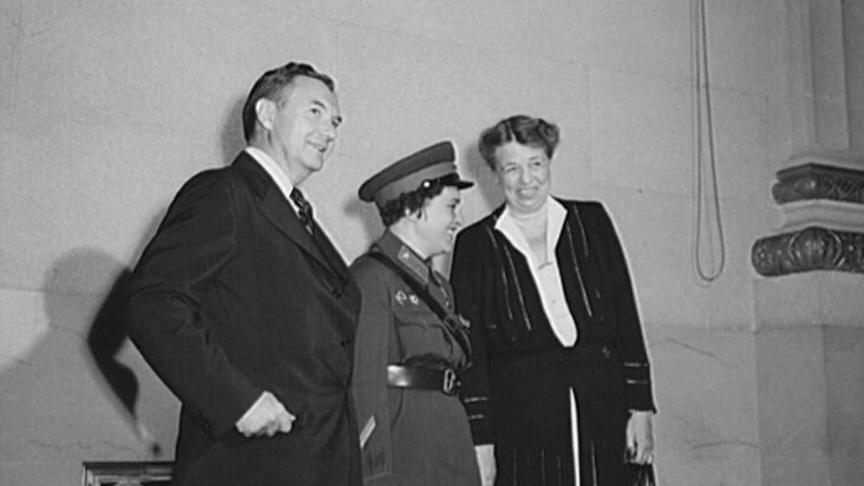 Liudmila Pavlichenko junto a Eleanor Roosevelt y el juez de la Corte Suprema Robert jackson.