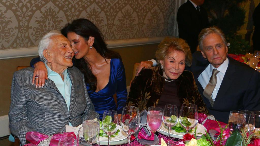 Kirk Douglas, Catherine Zeta-Jones, Anne Buydens y Michael Douglas.