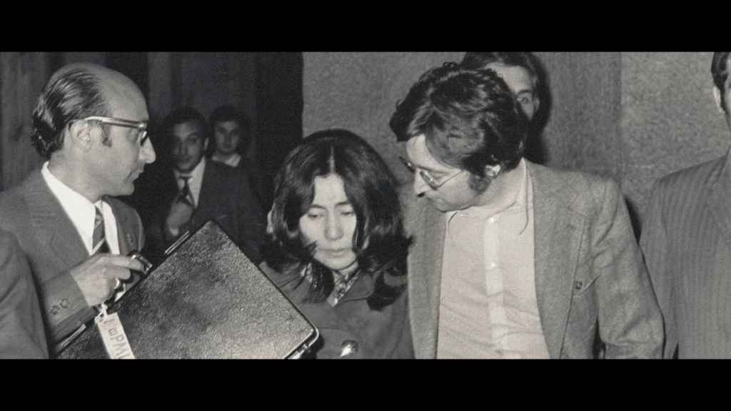 Yoko Ono y John Lennon abandonando la comisaría.