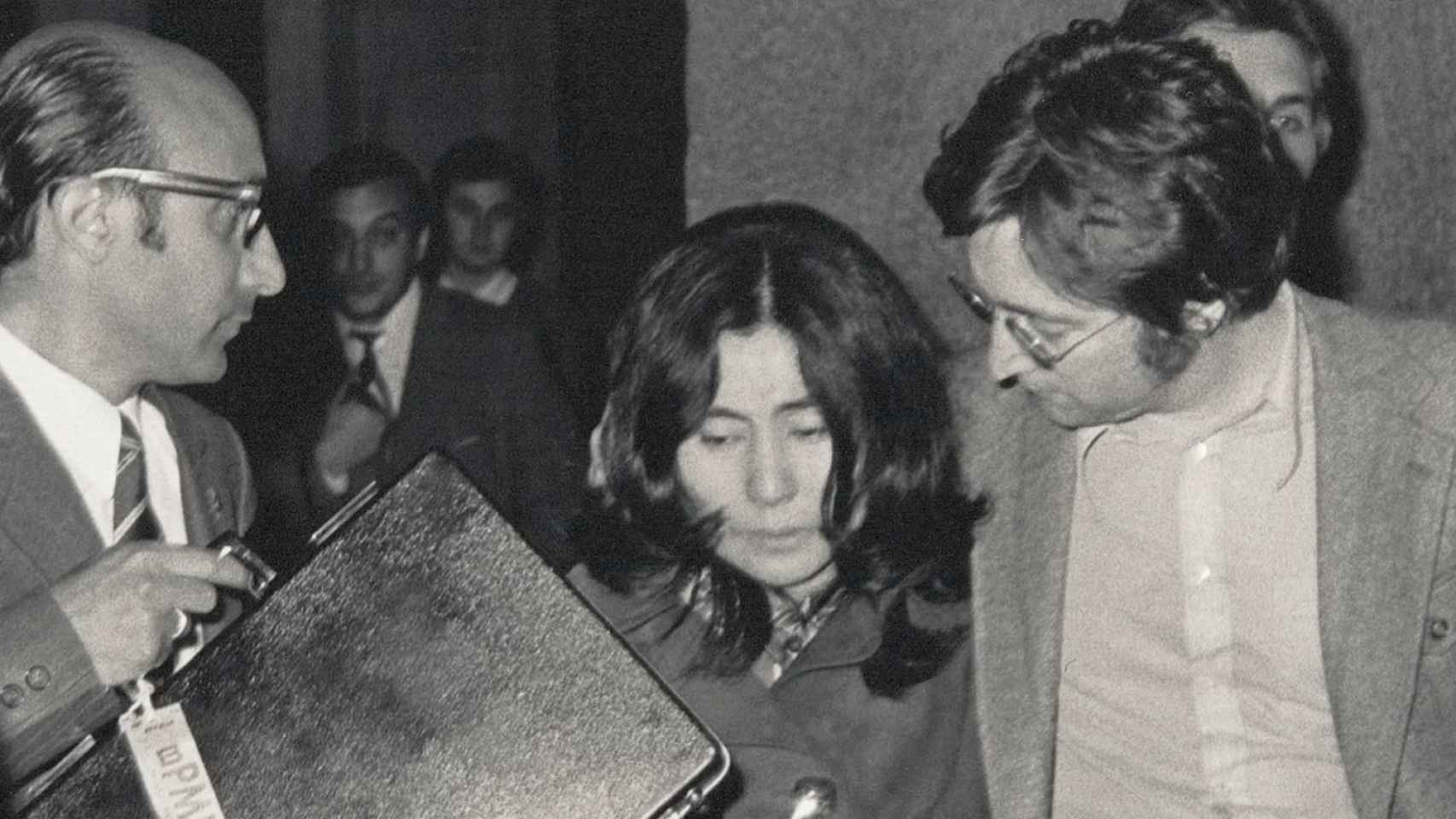 Yoko Ono y John Lennon abandonando la comisaría.