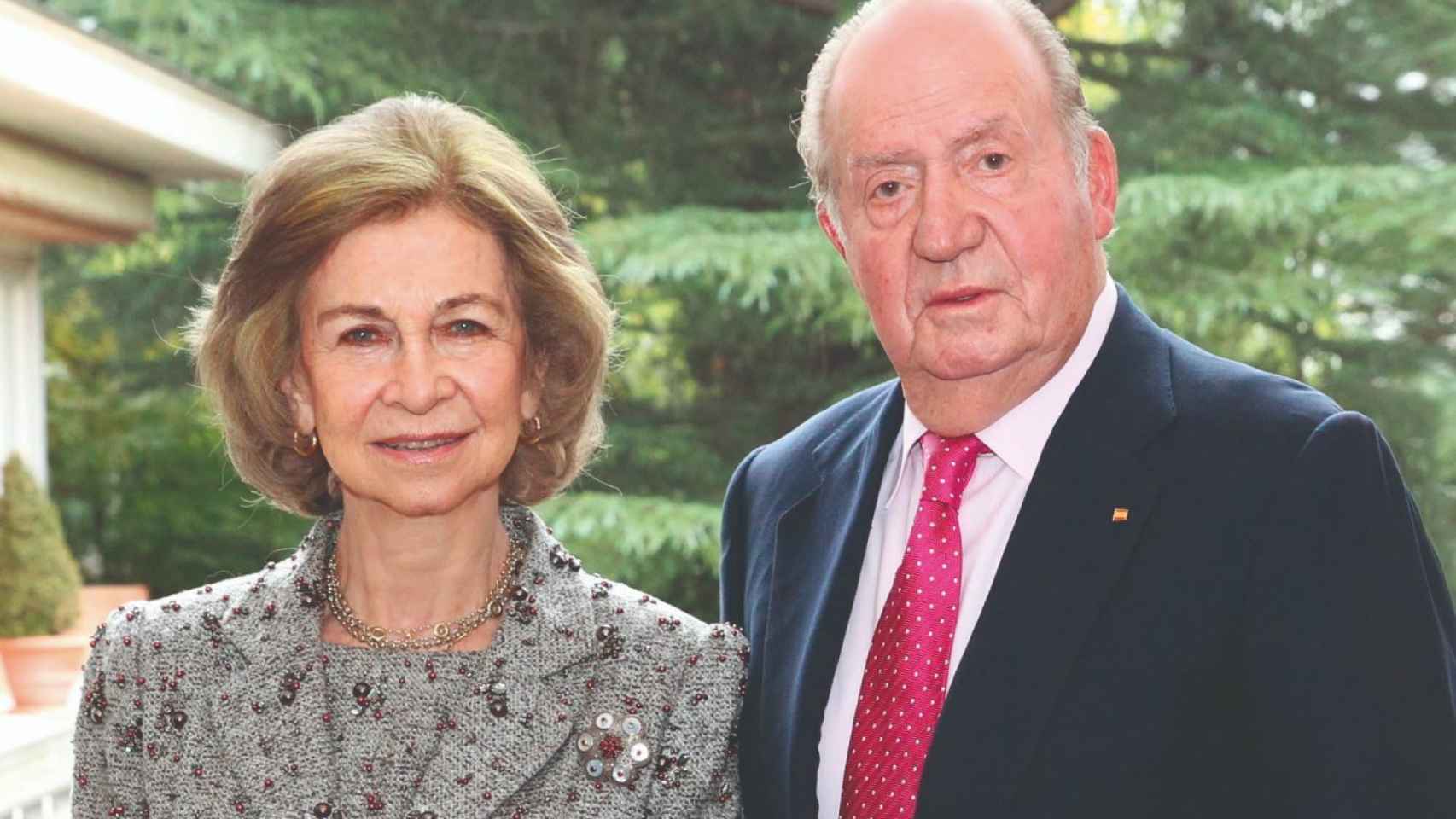 Juan Carlos y Sofía han posado -por sorpresa- para Navidad en un año muy difícil para la pareja