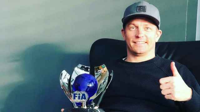 Kimi Raikkonen posa con su trofeo de la FIA. Foto: Instagram (@kimimatiasraikkonen)