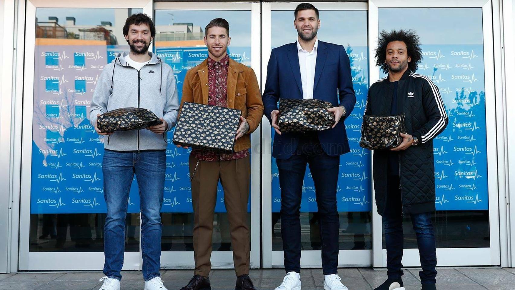 Técnicos y jugadores del Madrid reparten regalos a los niños antes de  Navidad