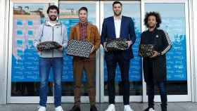 Entrenadores y capitanes del Real Madrid reparten regalos a los niños