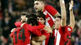 Los jugadores del Athletic celebran en piña el gol ante el Girona