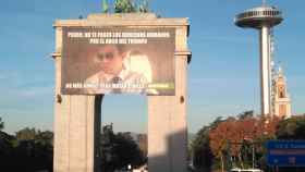 Greenpeace pone un cartel gigante en Madrid para pedir a Sánchez el fin de la venta de armas a Arabia Saudí