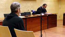El acusado y su abogado, Benet Salellas, durante el juicio en Gerona./