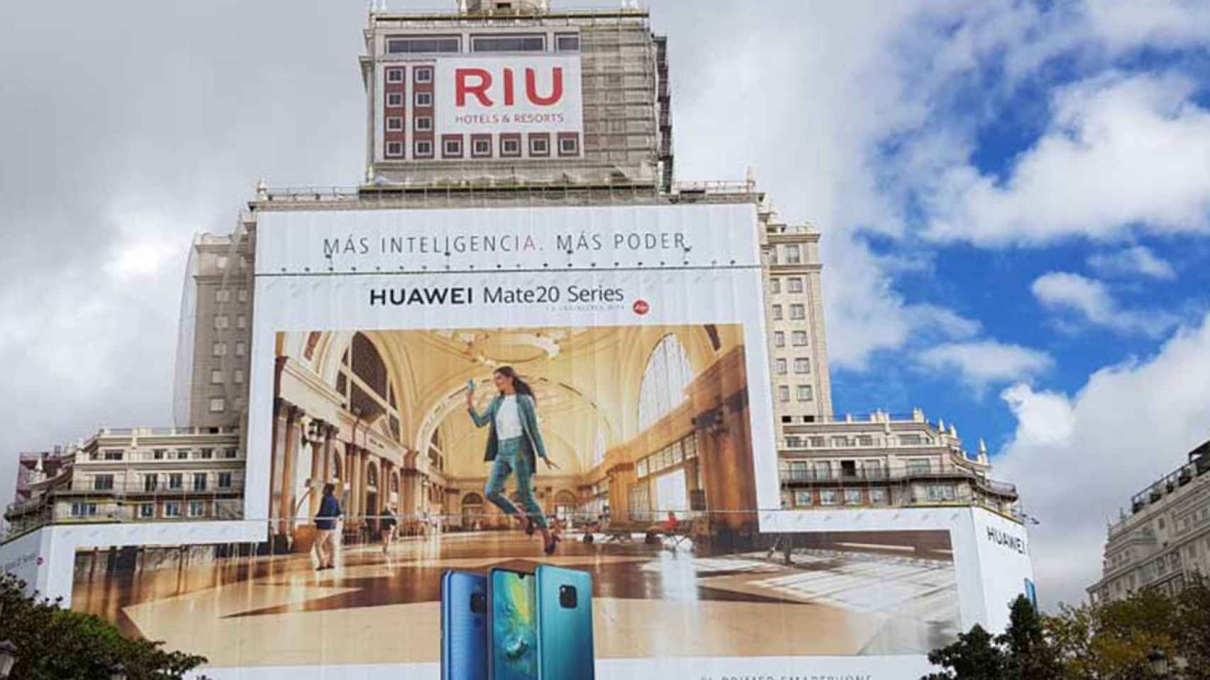 Una gigantesca publicidad de Huawei envuelve el emblemático Edificio España de Madrid.