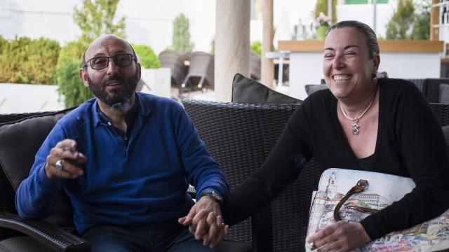 Sergio Ginés Jesús Hernández, tercer Papa de la dinastía del Palmar, Gregorio XVIII, junto a su pareja Nieves Triviño, mujer por la que ha abandonado la orden de los Carmelitas de la Santa Faz, de El Palmar de Troya, en Monachil (Granada), pueblo en el que conviven juntos.