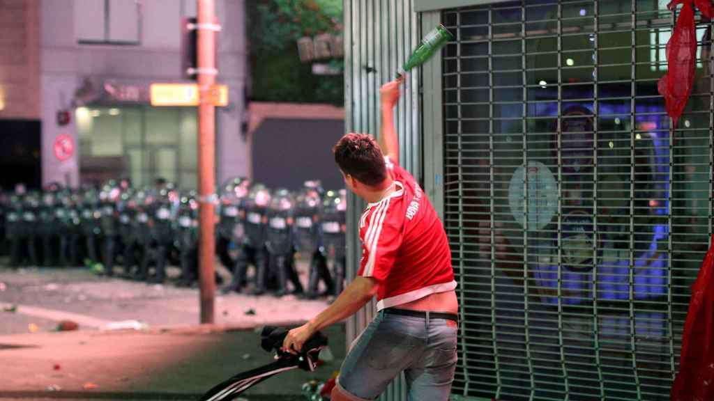 La afición de River Plate ataca a la Policía en Buenos Aires