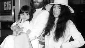 Yoko Ono, Jonh Lennon y Kyoko en 1969, en una de sus pocos fotos juntos.