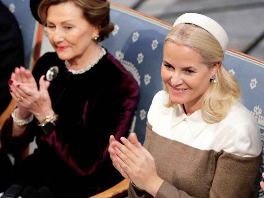 La reina Sonia de Noruega (izq) y la princesa Mette Marit, esposa del príncipe heredero Haakon de Noruega.
