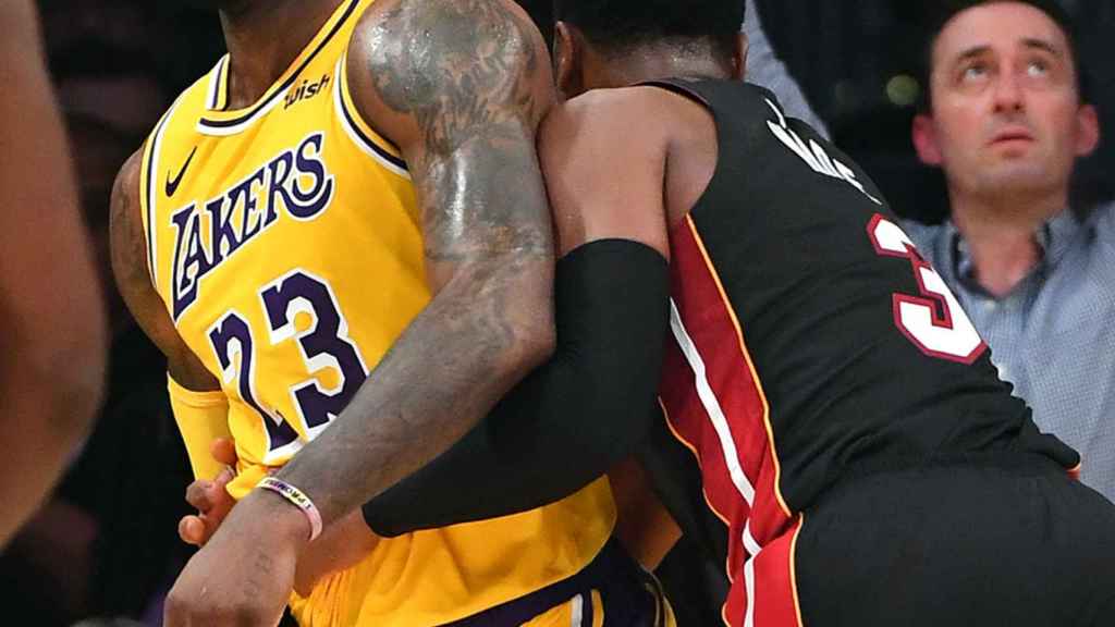LeBron James y Wade en el encuentro entre Los Ángeles Lakers y Miami Heat