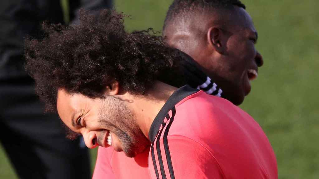 Marcelo y Vinicius bromean durante un entrenamiento del Madrid