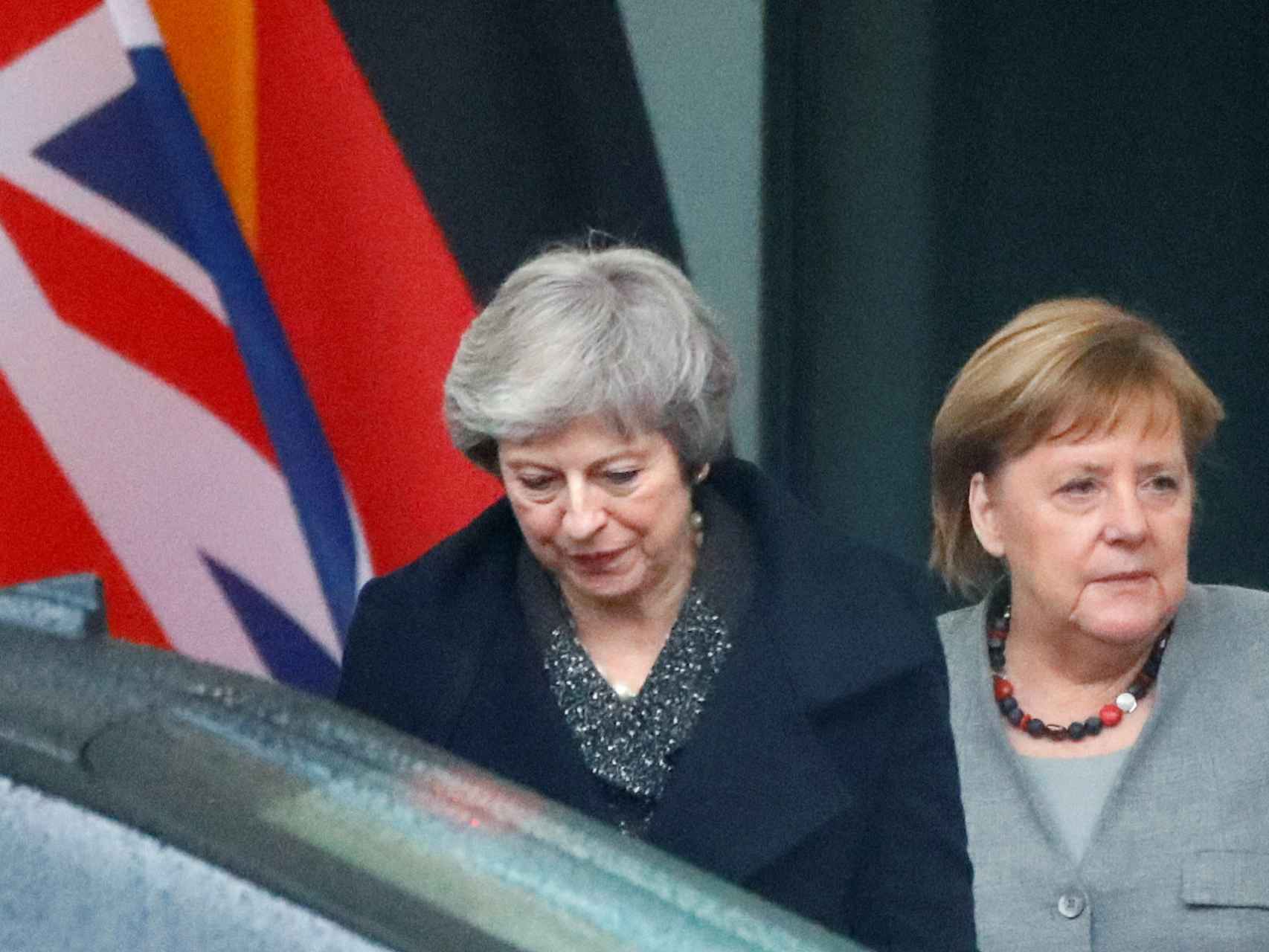 May se ha quedado atrapada unos segundos en su coche cuando iba a visitar a Merkel