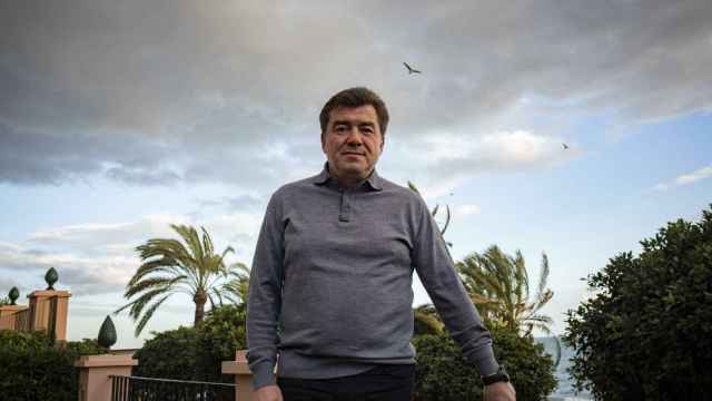 Alexander Grinberg posa en un hotel de Marbella tras su entrevista con EL ESPAÑOL.