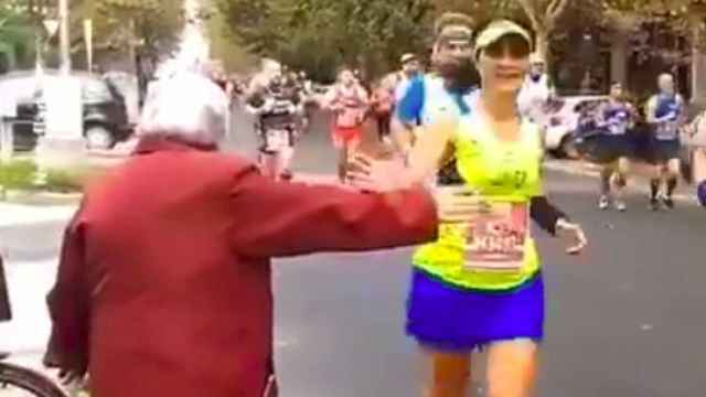 La historia tras el vídeo viral de la abuela del maratón