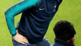 Fernando Llorente calentando con el Tottenham