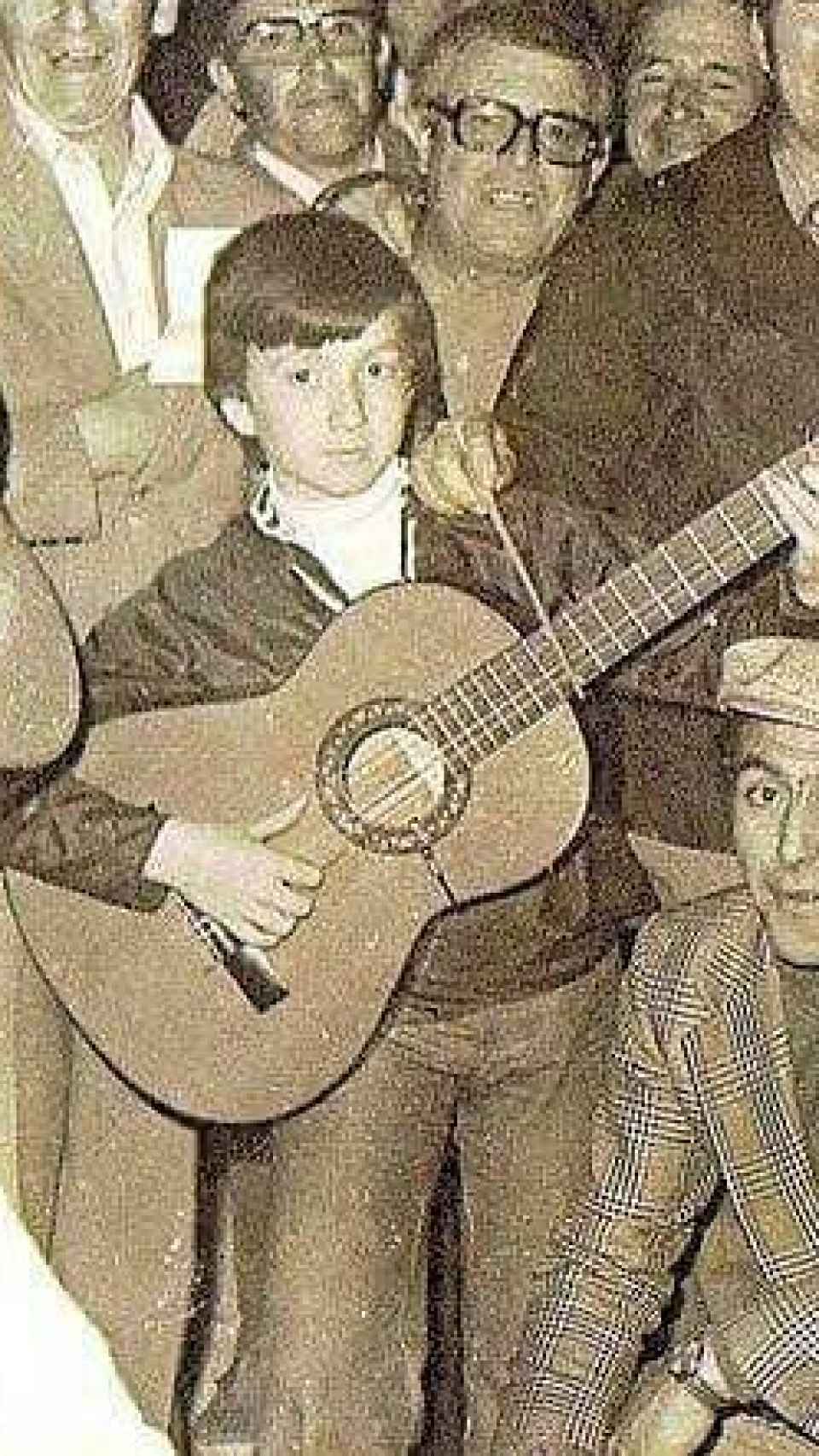 Desde pequeño adoraba la guitarra.