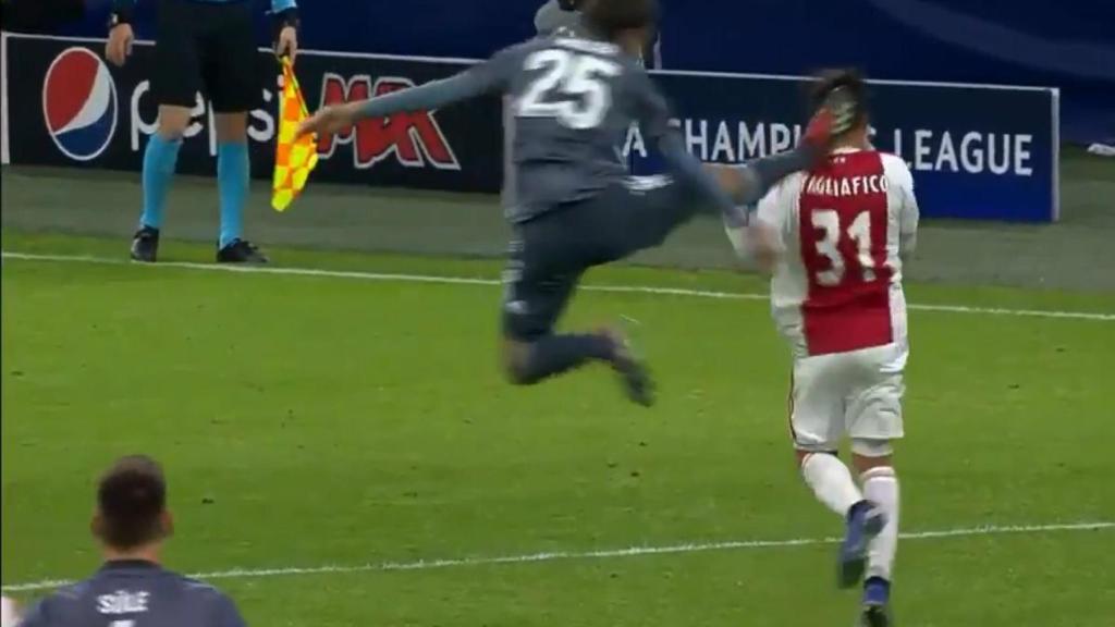 La escalofriante patada de Thomas Müller. Foto: Twitter (@chirichampions)