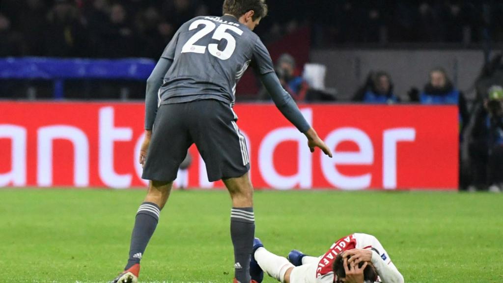 Thomas Müller se acerca a comprobar el estado de Tagliafico después de su golpe