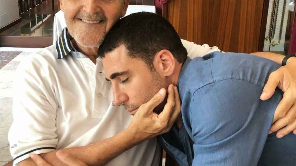 Mgiuel Ángel Silvestre con su padre en una imagen de redes sociales.