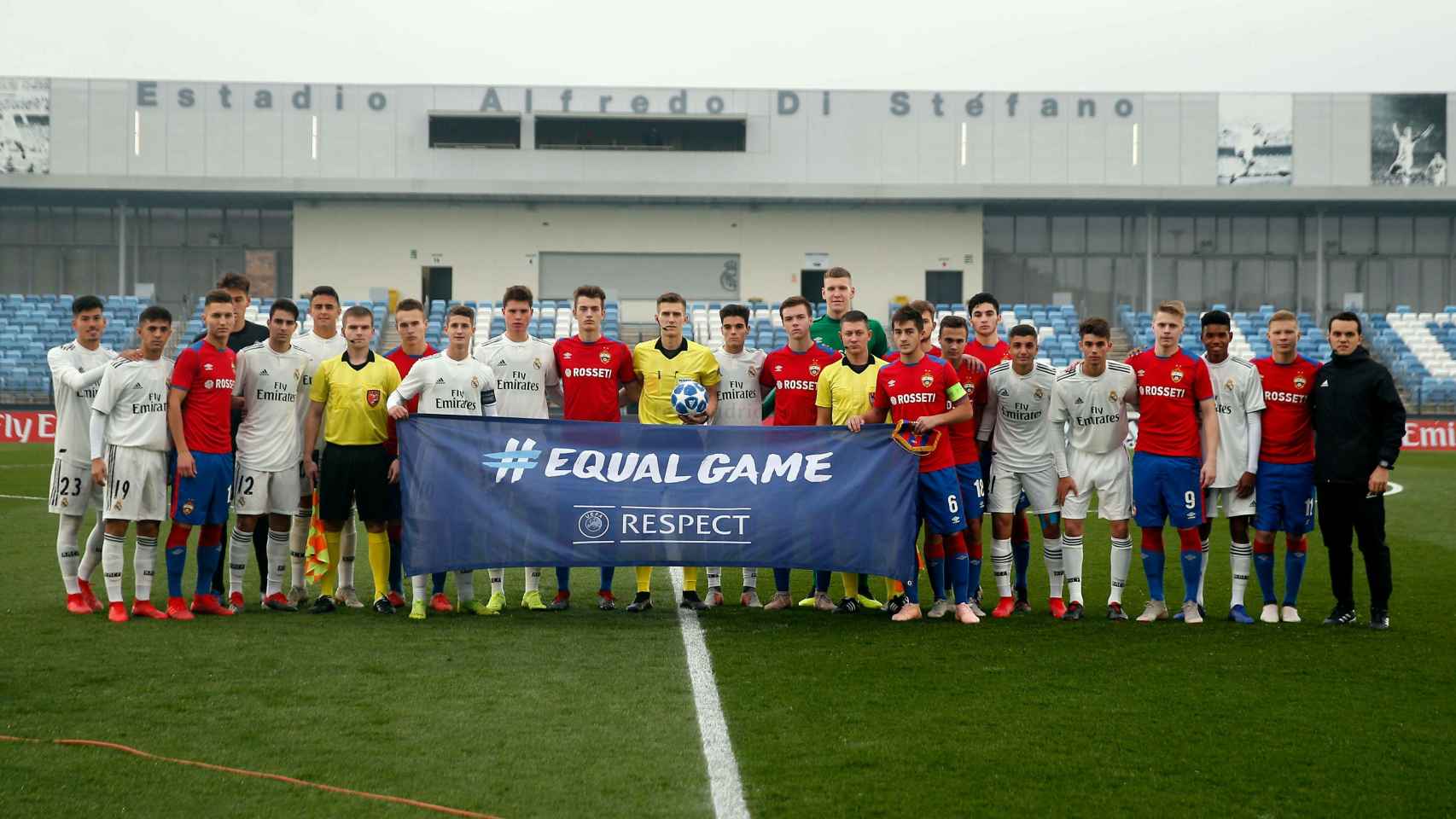 Ambos equipos posaron antes del encuentro con la pancarta de la UEFA