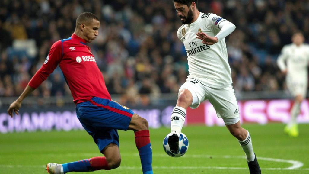 Isco Alarcón pelea un balón con el defensa brasileño del CSKA de Moscú, Rodrigo Becao