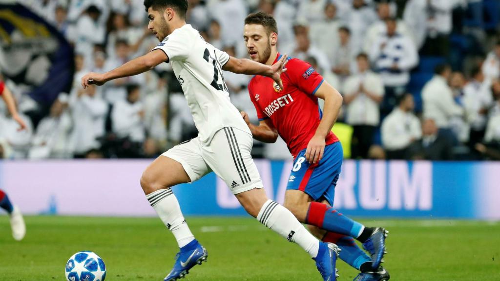 Nikola Vlasic y el centrocampista del Real Madrid Marco Asensio