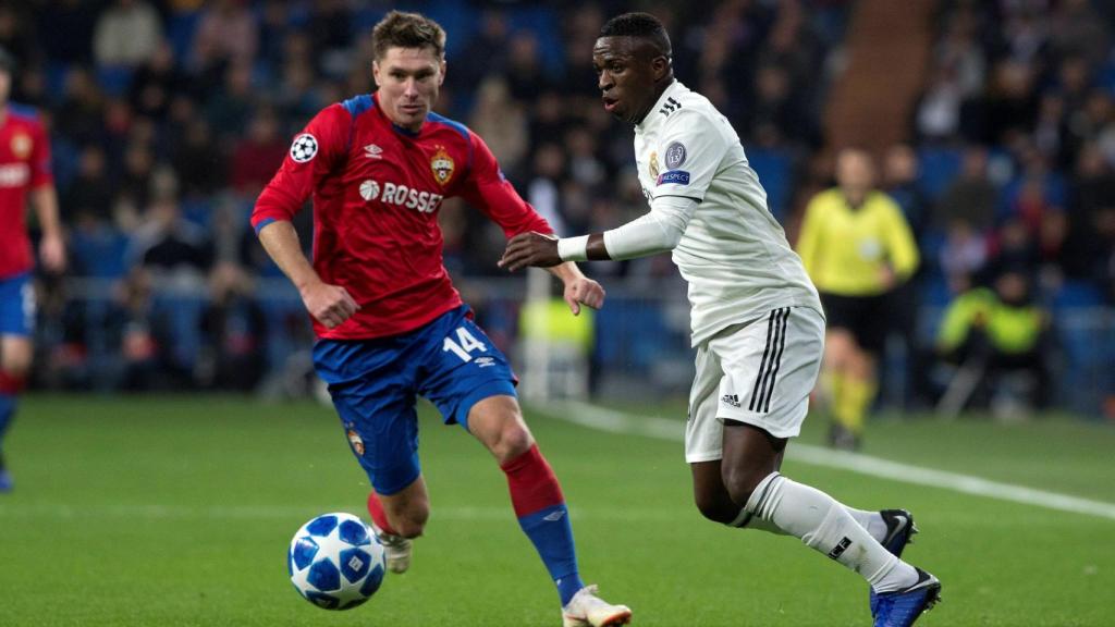 El defensa ruso del CSKA de Moscú Kirill Nababkin intenta robar un balón a Vinicius