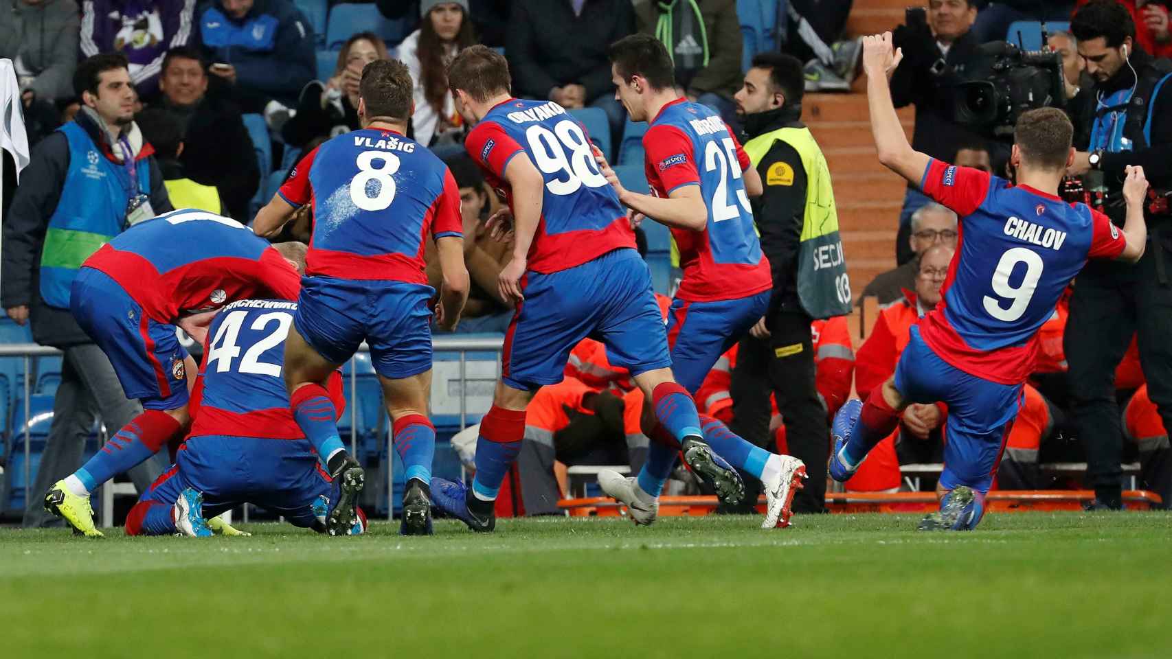 El defensa del CSKA de Moscú Georgi Schennikov celebra con sus compañeros su gol