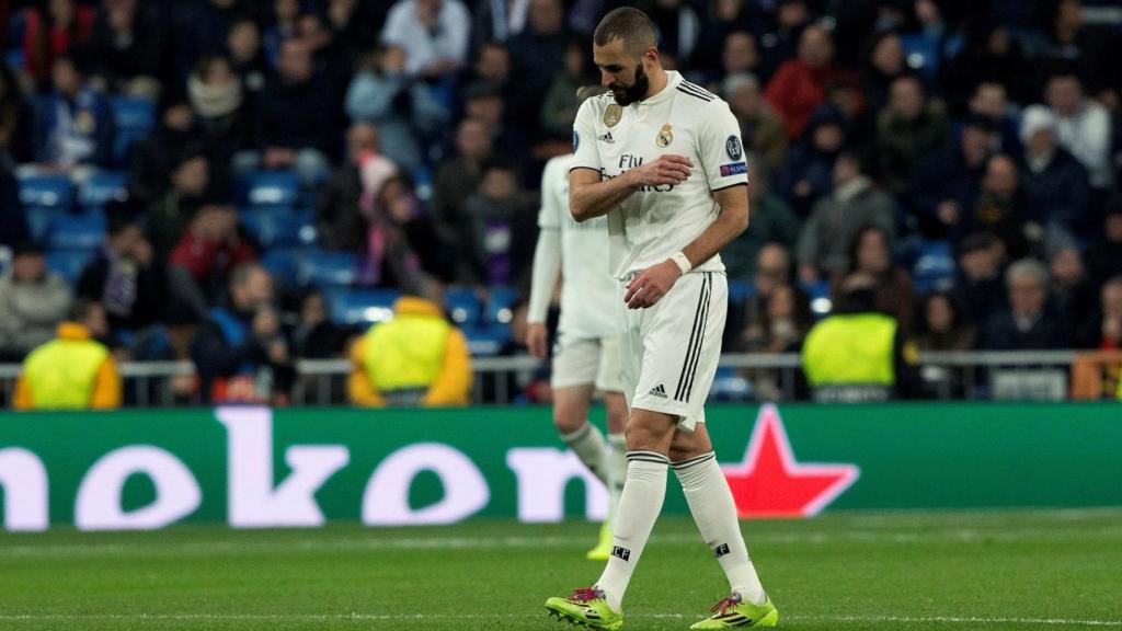 Karim Benzema se lamenta tras el gol del defensa del CSKA de Moscú Georgi Schennikov