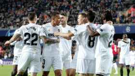 Los jugadores del Valencia celebran el primer gol del partido
