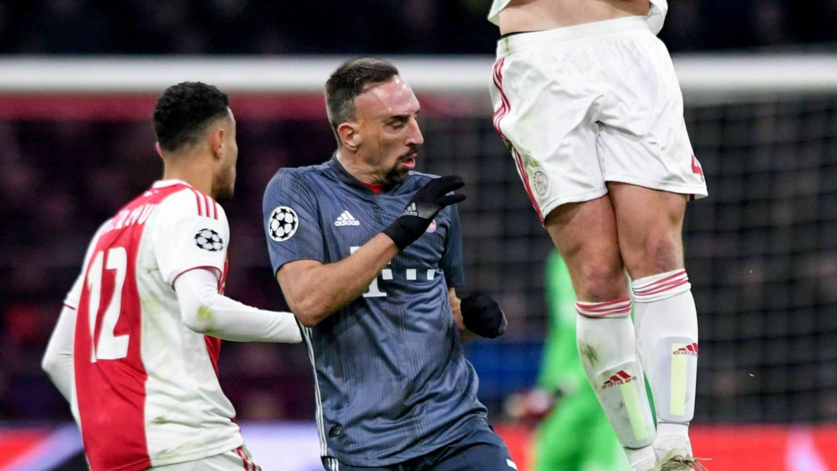 De Ligt se eleva por encima de los atacantes del Bayern Múnich
