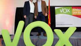 El presidente de Vox, Santiago Abascal (d), y el candidato a la presidencia de la Junta de Andalucía, Francisco Serrano.
