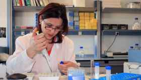 Una investigadora de Zeulab, en los laboratorios de la empresa en Zaragoza.