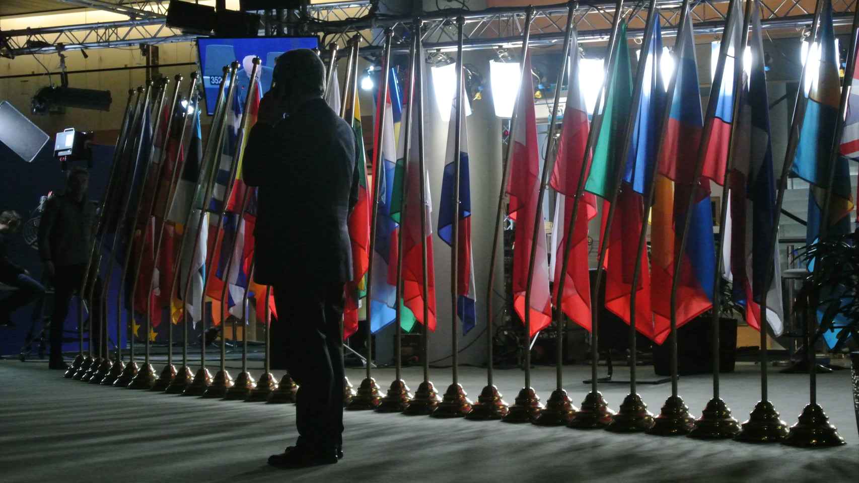 Tajani trata de informarse por teléfono, junto a las puertas del hemiciclo del Parlamento Europeo en Estrasburgo.