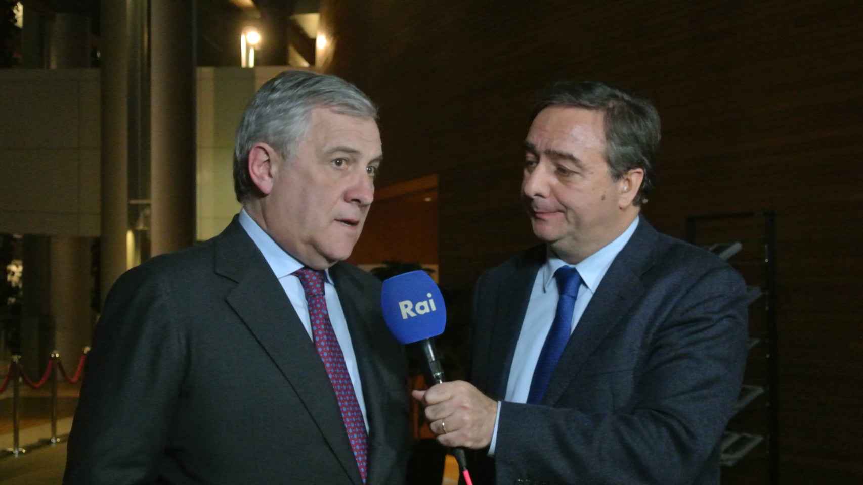 La RAI entrevista en directo a Antonio Tajani ante el hemiciclo de la Eurocámara en Estrasburgo.