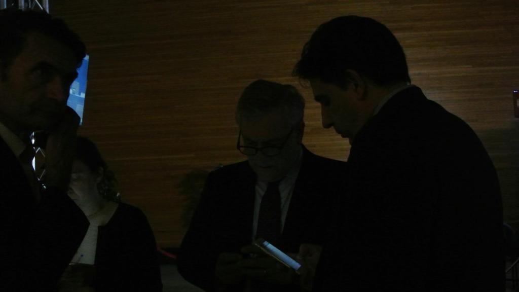 El equipo de Tajani le informa de los últimos datos sobre el ataque en Estrasburgo.